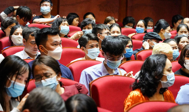 Trước khi dịch bùng phát khiến các nhà hát phải đóng cửa, khán giả đã có ý thức đeo khẩu trang khi xem nghệ thuật. (Ảnh: NHKVN) Nghệ sỹ quay cuồng tìm hướng đi mới trong đại dịch COVID-19 ảnh 4