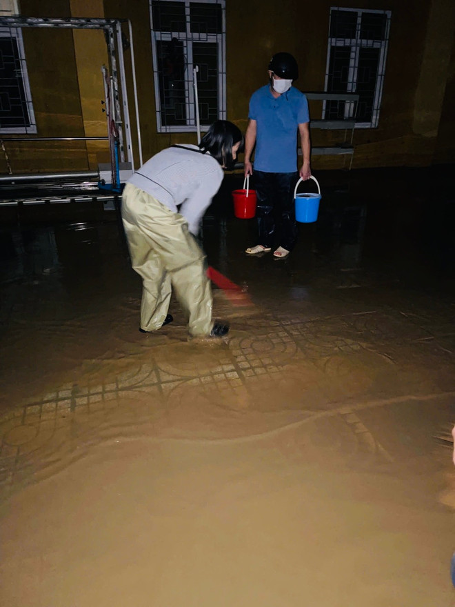 Giáo viên Trường Trung học cơ sở Duyên Hà tranh thủ dọn dẹp ngay trong đêm. (Ảnh: NTCC) don truong 1.jpg