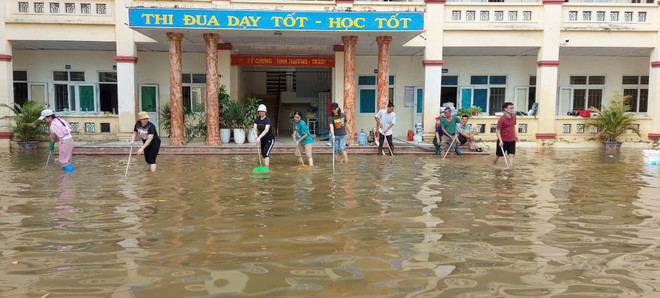 Các giáo viên ở Hà Nội khùa bùn vệ sinh trường theo nước rút. (Ảnh: PV/Vietnam+) yen my 10.jpg
