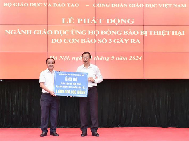 Bộ Giáo dục và Đào tạo phát động toàn ngành ủng hộ đồng bào bị thiệt hại do bão số 3. (Ảnh: PV/Vietnam+) bo gd ung ho1.jpg