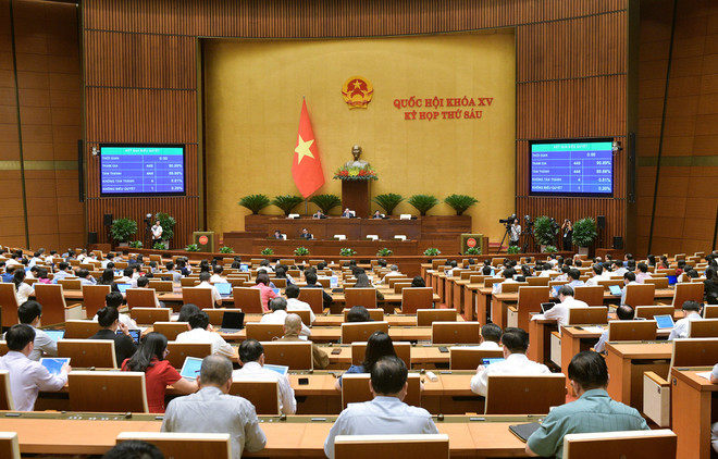 Các đại biểu tham gia biểu quyết. (Ảnh: CTV/Vietnam+) bieuquyet1.jpg