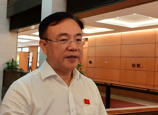 Đại biểu Nguyễn Công Long (Đoàn Đồng Nai) trả lời phóng viên. (Ảnh: Minh Thu/Vietnam+) long.jpg