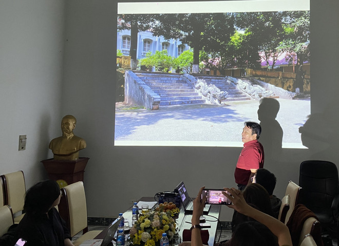 Phó Giáo sư, Tiến sỹ Bùi Minh Trí, Viện trưởng Viện Nghiên cứu Kinh thành chia sẻ với báo chí. (Ảnh: CTV/Vietnam+) buiminhtri.jpg