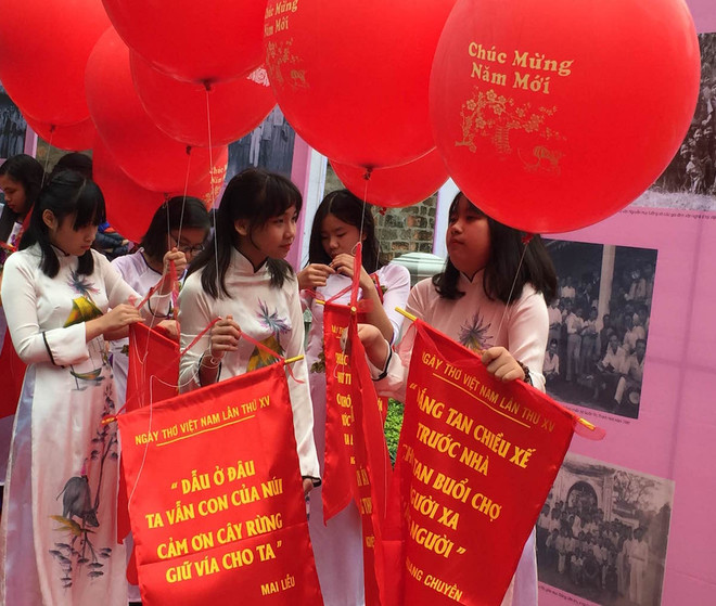 Văn Miếu đông nghịt trong Ngày Thơ Việt Nam Xuân Đinh Dậu ảnh 12