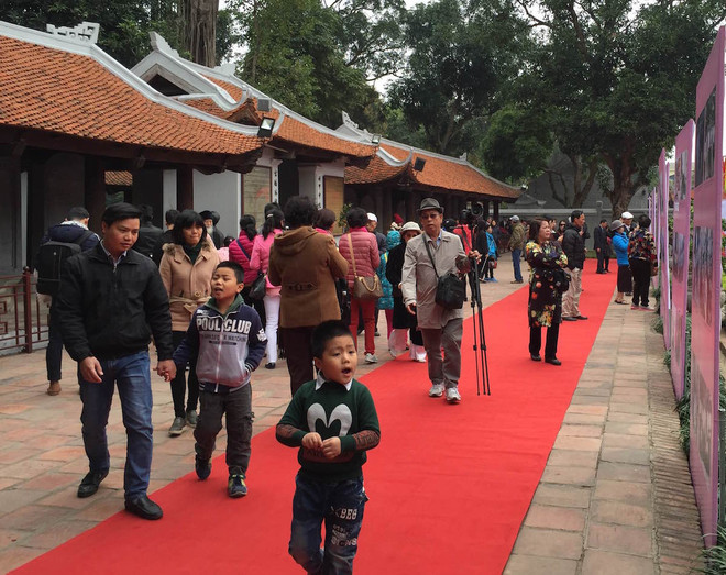 Văn Miếu đông nghịt trong Ngày Thơ Việt Nam Xuân Đinh Dậu ảnh 10