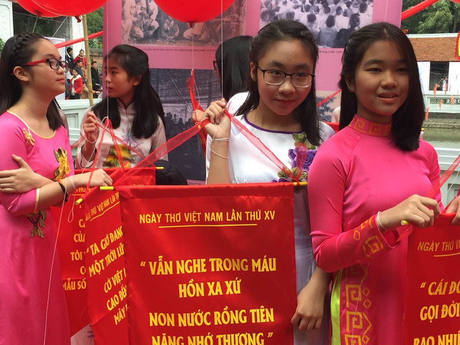 Văn Miếu đông nghịt trong Ngày Thơ Việt Nam Xuân Đinh Dậu ảnh 11