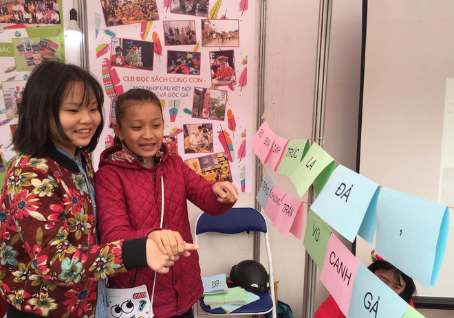 Văn Miếu đông nghịt trong Ngày Thơ Việt Nam Xuân Đinh Dậu ảnh 9