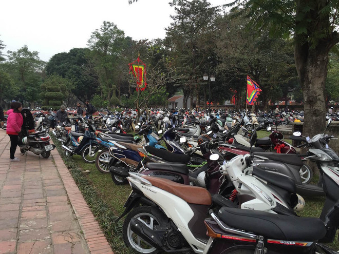 Văn Miếu đông nghịt trong Ngày Thơ Việt Nam Xuân Đinh Dậu ảnh 2