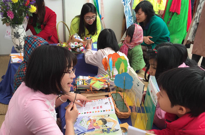 Văn Miếu đông nghịt trong Ngày Thơ Việt Nam Xuân Đinh Dậu ảnh 8