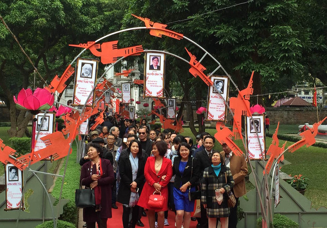 Ngày Thơ Việt Nam: Sức hút ở Con đường thi nhân và tiết mục hầu đồng ảnh 2