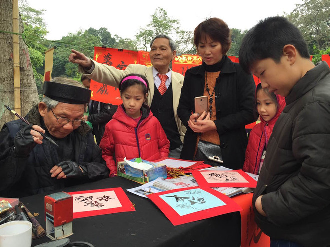 Văn Miếu đông nghịt trong Ngày Thơ Việt Nam Xuân Đinh Dậu ảnh 5