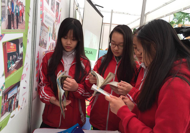 Văn Miếu đông nghịt trong Ngày Thơ Việt Nam Xuân Đinh Dậu ảnh 7