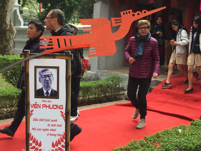 Văn Miếu đông nghịt trong Ngày Thơ Việt Nam Xuân Đinh Dậu ảnh 4