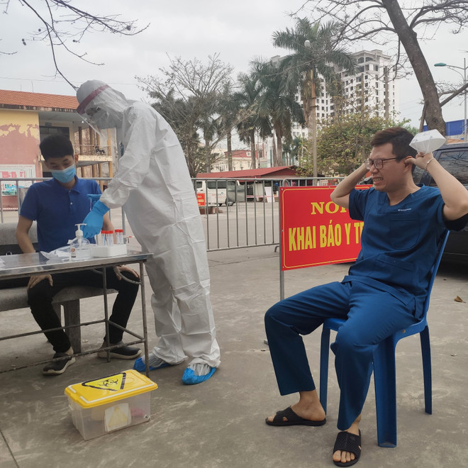 Cách hai ngày, bác sỹ Hùng (phải) cùng các đồng nghiệp sẽ được làm xét nghiệm PCR một lần. Nguy cơ lây nhiễm do tiếp xúc hàng ngày với người bệnh luôn treo trên đầu khiến ai cũng hồi hộp mỗi lần ngoáy họng. (Ảnh: NVCC) Bác sỹ Ngô Đức Hùng: Chấp nhận mang tiếng xấu để lan tỏa điều tử tế ảnh 3