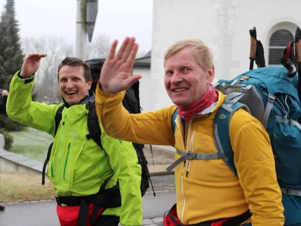 Đi bộ 7.000km từ Âu sang châu Á gây quỹ cho trẻ em nghèo Việt Nam ảnh 1