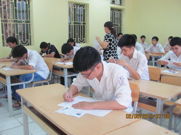 Dù được nhắc nhở nhiều, thí sinh vẫn mang điện thoại vào phòng thi ảnh 1