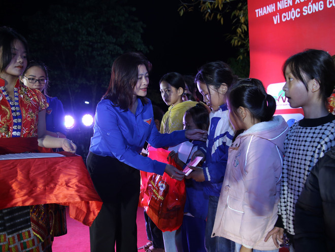 Ban tổ chức trao quà cho các em học sinh vùng biên giới. (Ảnh: PV/Vietnam+) fe56874e77afdaf183be.jpg
