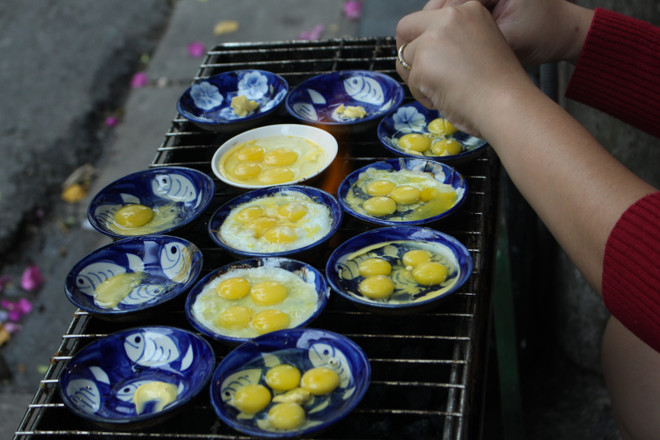 Lạ lẫm với món trứng chén nướng thơm ngậy trong ngày Đông Hà Nội ảnh 3