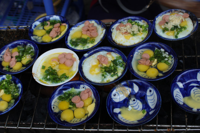 Lạ lẫm với món trứng chén nướng thơm ngậy trong ngày Đông Hà Nội ảnh 4