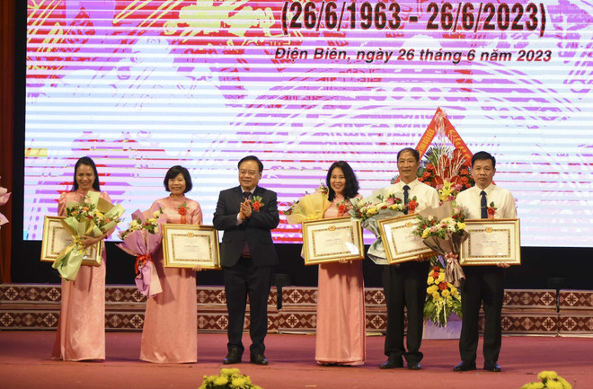 Ông Lê Tiến Dũng, Phó Trưởng Ban Tuyên giáo Tỉnh ủy Điện Biên (bìa phải) nhận Bằng khen trong Lễ kỷ niệm 60 năm thành lập ngành Tuyên giáo tỉnh (26/6/1963–26/6/2023). (Ảnh: Xuân Tư/TTXVN) vna_potal_ky_niem_60_nam_nganh_tuyen_giao_tinh_dien_bien_6802220.jpg