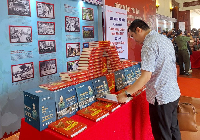 Nhiều ấn phẩm mới được xuất bản gần đây nhân kỷ niệm 70 năm Chiến thắng Điện Biên Phủ. (Ảnh: Minh Thu/Vietnam+) xuatban2.jpg