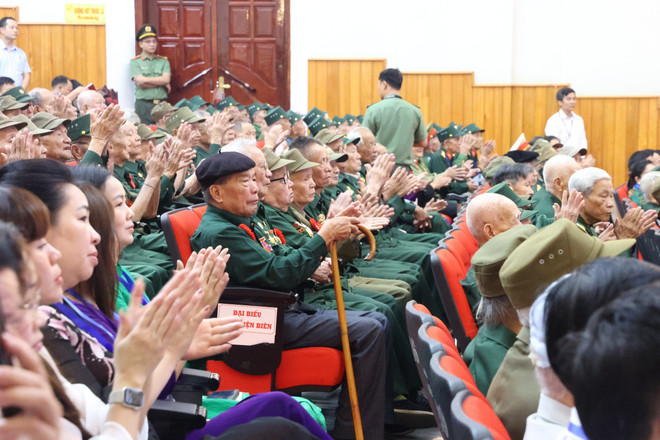 Các chiến sỹ Điện Biên, thanh niên xung phong, dân công hỏa tuyến dự buổi gặp mặt. (Ảnh: Minh Anh/Vietnam+) dienbien.jpg