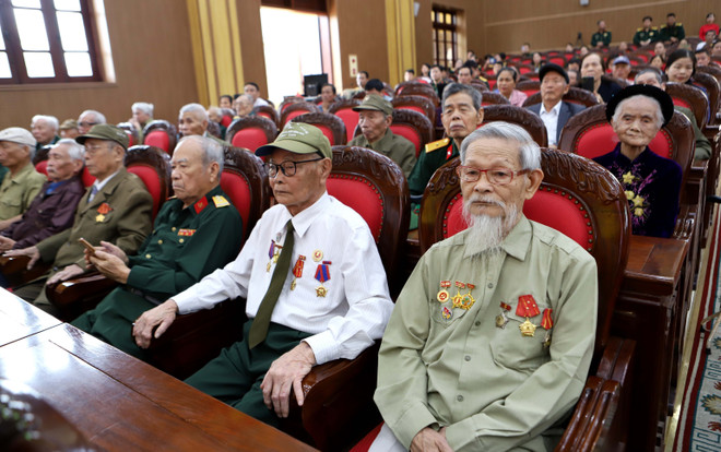 Các chiến sỹ Điện Biên, thanh niên xung phong, dân công hỏa tuyến tại buổi gặp mặt ngày 9/4 tại Thái Bình. (Ảnh: Thế Duyệt/TTXVN) vna_potal_70_nam_chien_thang_dien_bien_phu_thai_binh_tri_an_chien_si_thanh_nien_xung_phong_dan_cong_hoa_tuyen_tham_gia_chien_dich_dien_bien__142900626_7314199.jpg