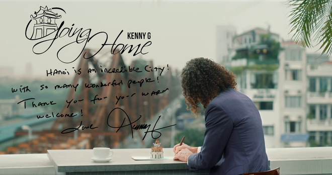 Kenny G đã viết một tấm thiệp nhắn gửi tình cảm với Thủ đô Hà Nội và khán giả Việt Nam. (Ảnh cắt từ clip) kenny1.png