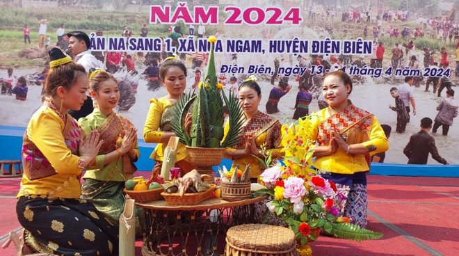 Chị Lò Thị Cương, người Lào ở bản Na Sang 1, xã Núa Ngam (bìa phải) tham gia biểu diễn văn nghệ. (Ảnh: Minh Thu/Vietnam+) vnp_tenuoc0.jpg