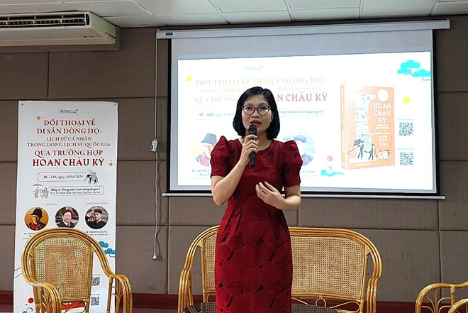 Bà Nguyễn Thu Hoài, Phó Giám đốc Trung tâm Lưu trữ Quốc gia I phát biểu tại tọa đàm. (Ảnh: Minh Thu/Vietnam+) luutruqg.jpg