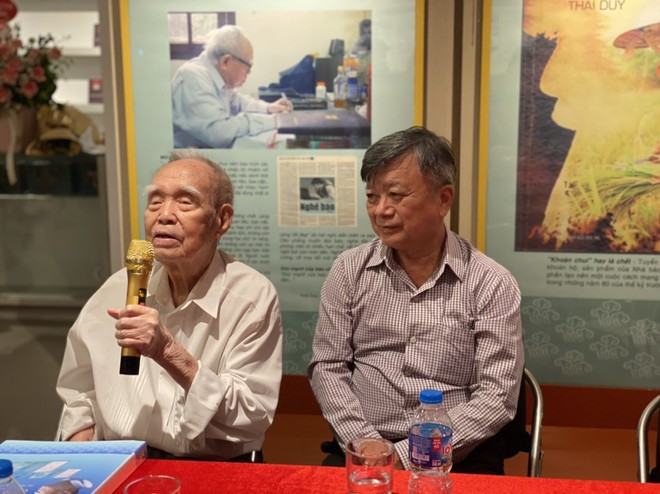 Nhà báo lão thành Thái Duy (trái) tại Bảo tàng Báo chí Việt Nam năm 2023. (Ảnh: Minh Thu/Vietnam+) vnpthaiduy0.jpg