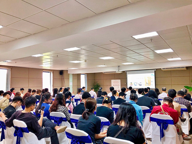 Buổi tọa đàm có sự quan tâm của nhiều người yêu thích nghiên cứu lịch sử. (Ảnh: PV/Vietnam+) hoanchauky1.jpg