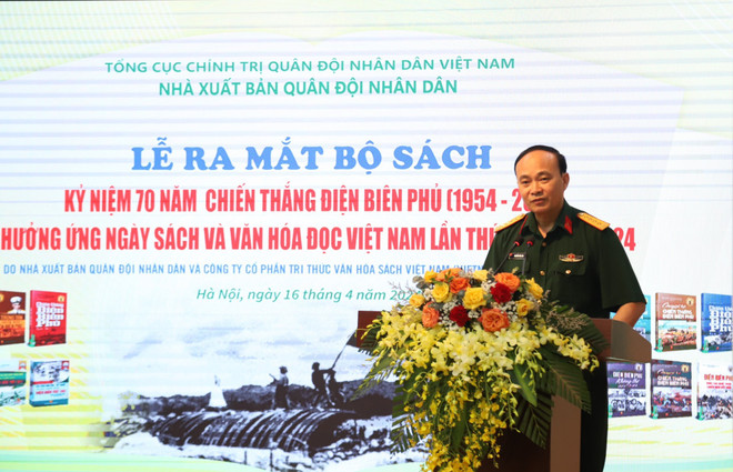 Đại tá Nguyễn Văn Sáu, Bí thư Đảng ủy, Phó Giám đốc-Phó Tổng Biên tập Nhà Xuất bản Quân đội Nhân dân phát biểu tại lễ ra mắt sách. (Ảnh: Đình Trung/Vietnam+) nguyenvansau.jpg