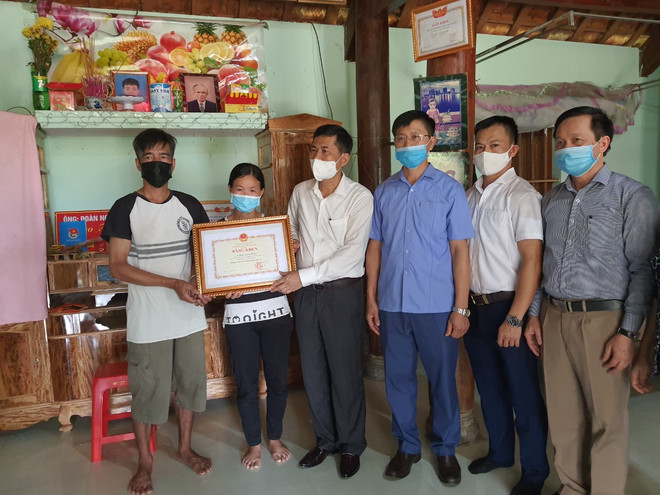 Lãnh đạo Sở Giáo dục và Đào tạo Nghệ An trao bằng khen của Bộ Giáo dục và Đào tạo cho gia đình em Tuấn. (Ảnh: Bộ Giáo dục và Đào tạo) Truy tặng Bằng khen của Bộ GD&ĐT cho nam sinh quên mình cứu 2 em nhỏ ảnh 1