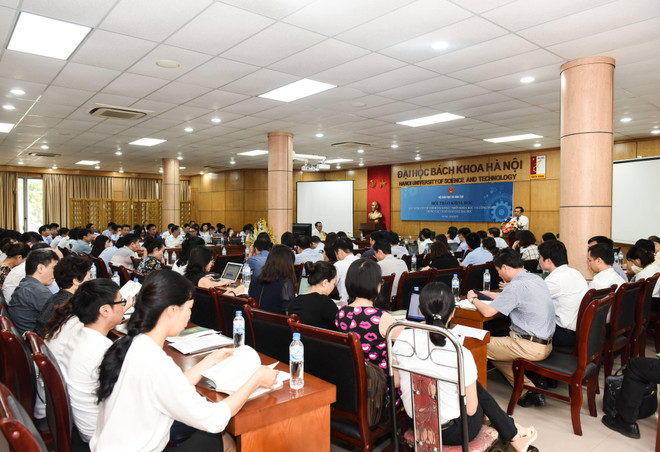 Hội thảo đã thu hút sự tham gia của đông đảo các nhà khoa học, lãnh đạo các trường đại học. (Ảnh: PV/Vietnam+) Phát triển nhóm nghiên cứu mạnh để thúc đẩy nghiên cứu khoa học ảnh 2