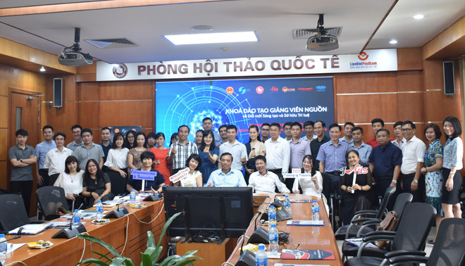 Đây là lực lượng giảng viên nguồn để mở rộng đào tạo về đổi mới sáng tạo và sở hữu trí tuệ ở các trường đại học, các cơ sở giáo dục. (Ảnh: PV/Vietnam+) Đào tạo giảng viên nguồn về đổi mới sáng tạo và sở hữu trí tuệ ảnh 1