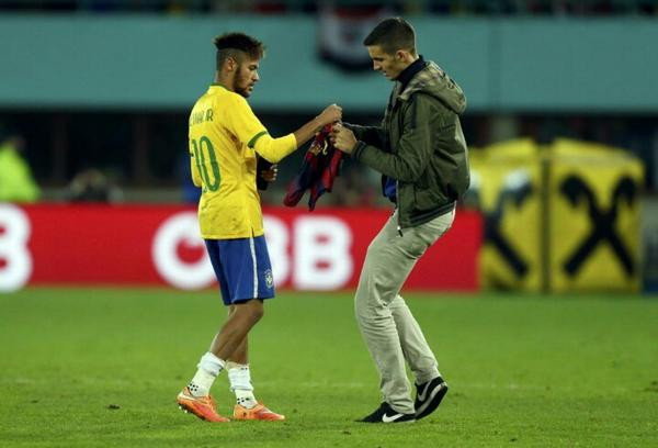 Hành động lỗ mãng của Neymar đối với cổ động viên Barca ảnh 1