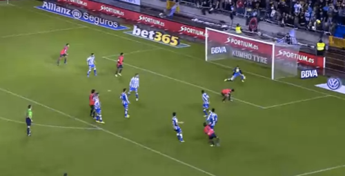 Thủ môn của Deportivo dùng mặt để ngăn chặn bàn thua ảnh 1