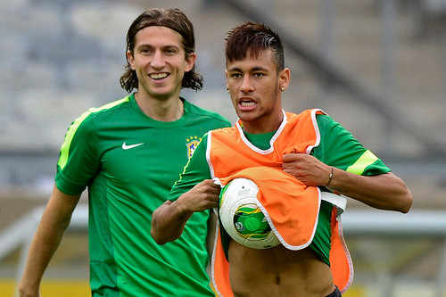 Luis Filipe "dạy" Neymar lừa bóng trong buổi tập của Brazil ảnh 1