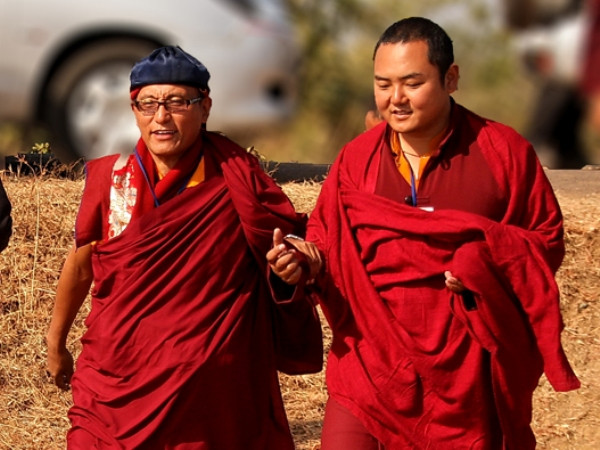 Đức Nhiếp Chính Vương Gyalwa Dokhampa (phải) (Ảnh: Drukpa Việt Nam cung cấp) “Tâm an lạc”: Hành trình tìm lại hạnh phúc chân thực ảnh 1
