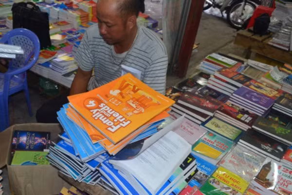 Hà Nội: Thu giữ hơn 1.600 cuốn sách lậu tại nhà sách Nam Liên ảnh 2