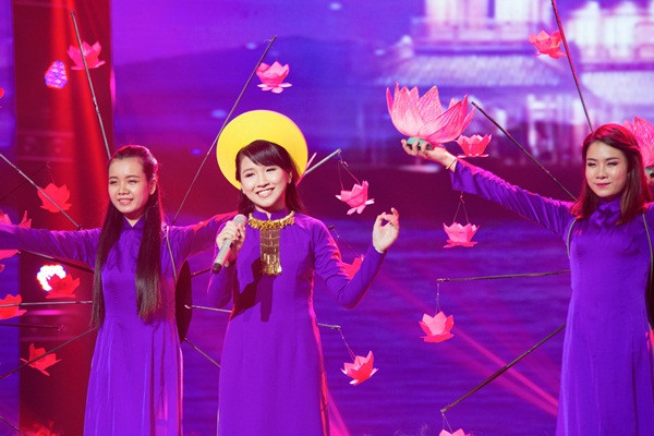 Học trò của “chị Tư” Cẩm Ly giả gái “thôi miên” khán giả ảnh 6