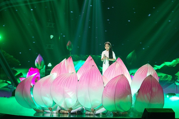 Học trò của “chị Tư” Cẩm Ly giả gái “thôi miên” khán giả ảnh 2