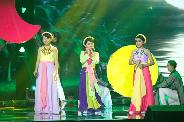 Học trò của “chị Tư” Cẩm Ly giả gái “thôi miên” khán giả ảnh 1