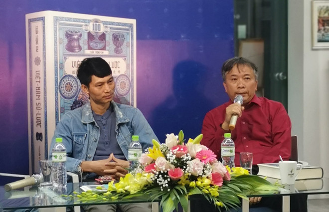 Nhà báo Kiều Mai Sơn (trái) và nhà báo Yên Ba trong một cuộc tọa đàm. (Ảnh: Minh Thu/Vietnam+) NXB Kim Đồng ra sách về bối cảnh lịch sử của Tuyên ngôn Độc lập ảnh 2