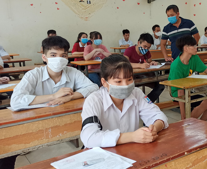 Thí sinh dự thi Tốt nghiệp Trung học phổ thông. (Ảnh: Phạm Mai/Vietnam+) Bộ áp điểm sàn tăng, các trường đại học có khó khăn nguồn tuyển? ảnh 1