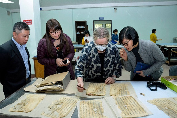 Tìm cách để châu bản triều Nguyễn không trở thành 'nấm mồ tư liệu' ảnh 1