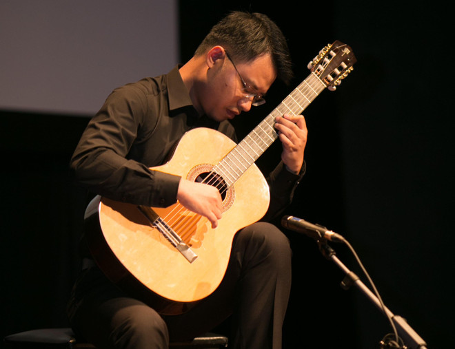 Sau nhiều ngã rẽ, Vũ Hiền vẫn lựa chọn về trở về với guitar. (Ảnh: Nghệ sỹ cung cấp) ‘Giao mùa’: Nơi gặp gỡ của ‘phù thủy’ bộ gõ và người thắp lửa guitar ảnh 1
