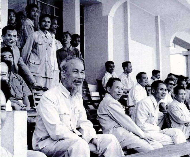 Sách mới hé lộ những hình ảnh quý về Bác Hồ với thể dục thể thao ảnh 7