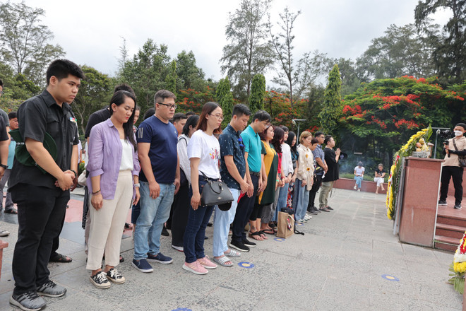 Giây phút mặc niệm những người đã ngã xuống trên mảnh đất Côn Đảo. (Ảnh: Hoài Nam/Vietnam+) Hành trình 'Về Nguồn' Côn Đảo: Lắng nghe bản hùng ca vọng từ quá khứ ảnh 3